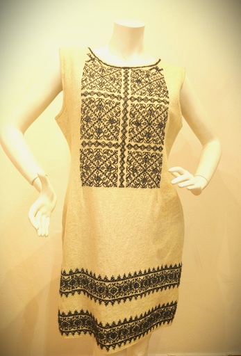 [ZHUE11] Vestido beige de lana bordado negro